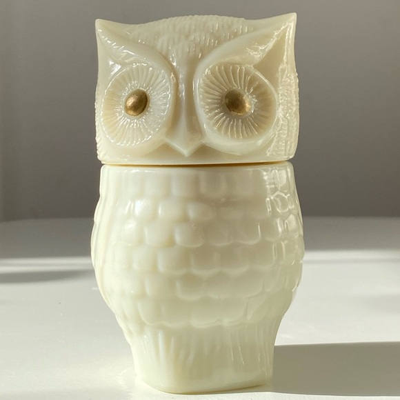 Vintage AVON Milk Glass Cream Owl Satchet Figurine - Picture 3 of 11